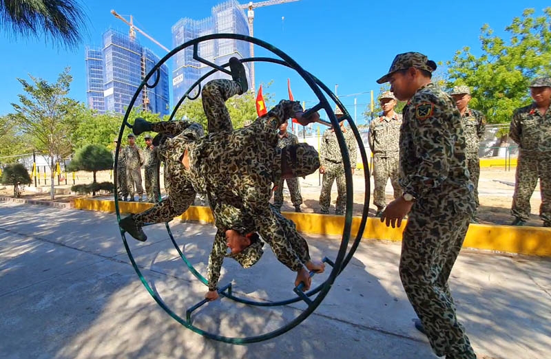 Để bảo đảm có đủ thể lực, bản lĩnh đáp ứng yêu cầu nhiệm vụ, các chiến đấu viên luôn tích cực luyện tập bổ trợ chuyên môn.